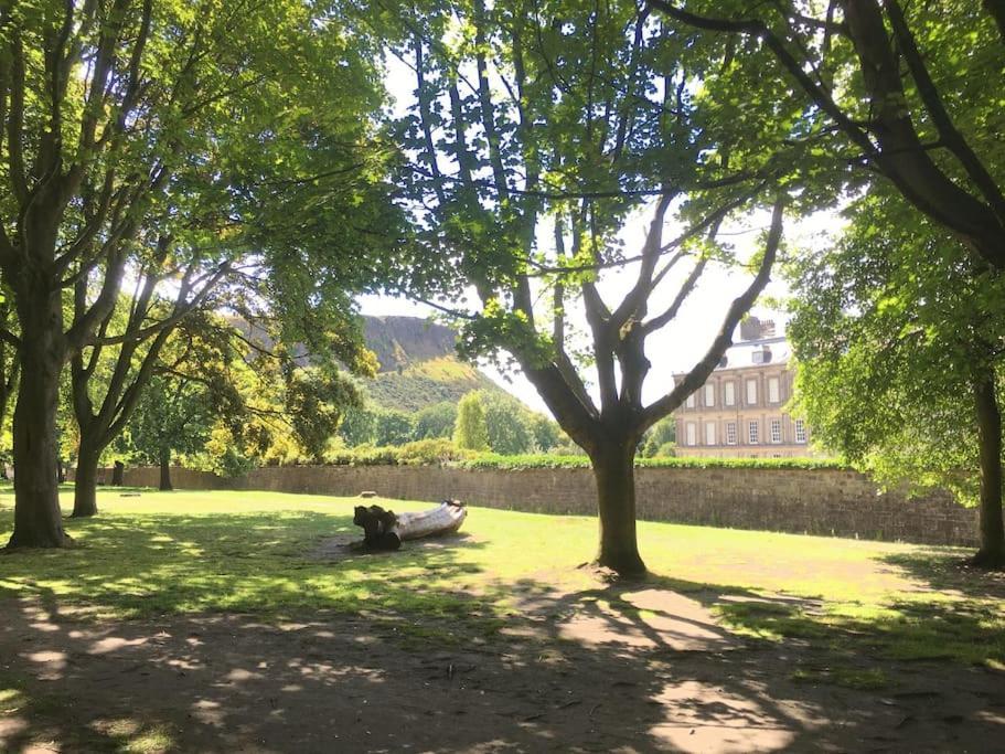 Holyrood Park: Lush & Arty 2 Double Bed Flat Edimburgo Exterior foto